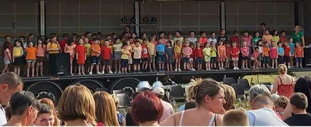 photo  final des chants du sivos avec le soleil, bien installés sur une scène improvisée dans une remorque de camion !  &copy;  ouest-france 