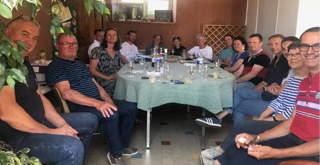 photo  les membres des commissions fleurissement d’épineu et d’amné autour du verre de l’amitié.  &copy;  le maine libre 