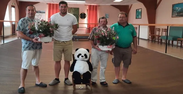 photo  avant d’entamer la compétition, les premiers joueurs ont installé un gros panda « porte-bonheur ».  &copy;  ouest-france 