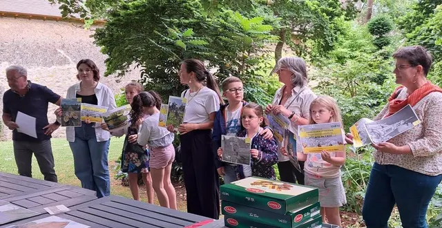 photo  les lauréats du concours photo reçoivent leurs prix mardi soir au colombier  du vigneau.  &copy;  ouest-france 