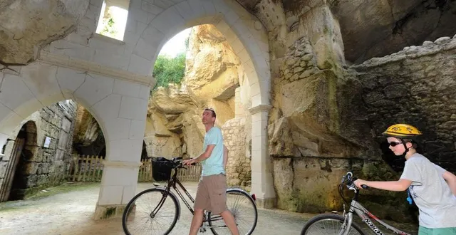 photo  une traversée du bourg de parnay sur le parcours de la loire à vélo.  &copy;  archives co – laurent combet 