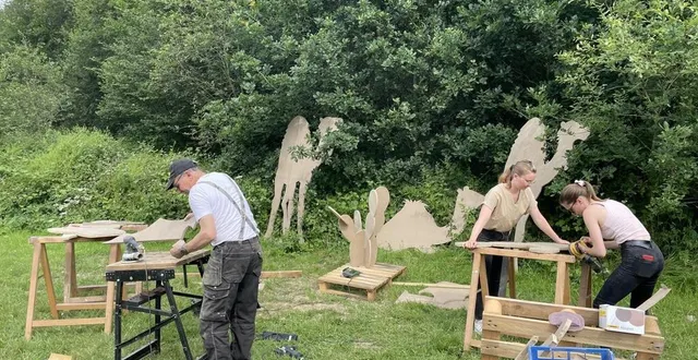 photo  françois lesage, bénévole au cpie, maëlys lebouteiller, service civique et océane jan, stagiaire, préparent le décor désertique devant la maison du paysage à bréel, dans l’orne.  &copy;  ouest-france 