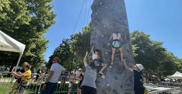 photo  un mur d’escalade a été érigé en plein milieu du parc des promenades.  &copy;  ouest-france 