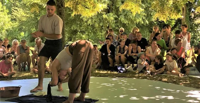 photo  soi(e), un spectacle que les organisateurs du mans fait son cirque ont déplacé à l’ombre en deux temps trois mouvements peu de temps avant la représentation, afin que public et artistes profitent plus agréablement.  &copy;  ouest-france 