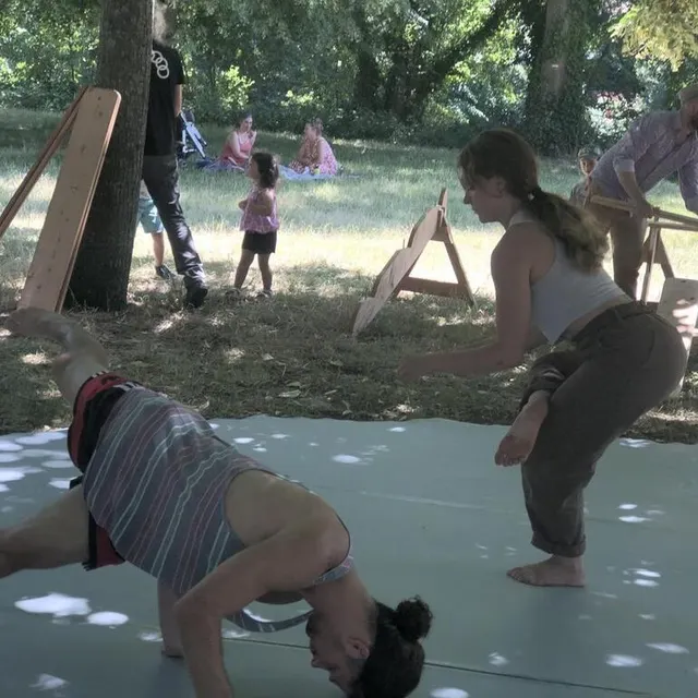 photo échauffement des corps et répétition avant le spectacle soi(e). une ode à la confiance et à la vulnérabilité.  ©  ouest-france