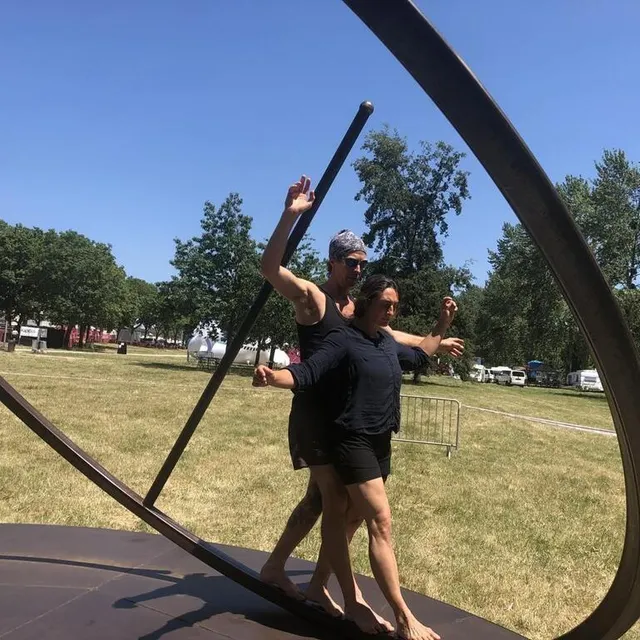 photo chloé moura et mathieu hibon et leur machine en acier de 200 kg. avec elle, ils ne font qu’un pour embarquer le public dans un spectacle de funambulisme qui se joue encore dimanche.  ©  ouest-france