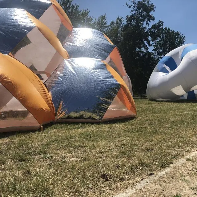 photo de drôles de structures gonflables comme tombées du ciel sur la promenade newton. elles sont en accès libre.  ©  ouest-france