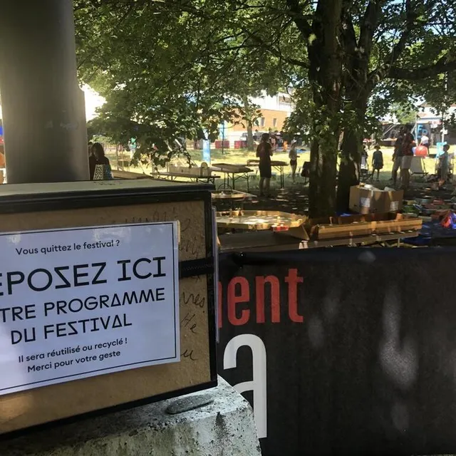 photo le mans fait son cirque sait aussi respecter l’environnement des bords de l’huisne. poubelles de tri et poubelles à recycler les programmes sont à disposition.  ©  ouest-france