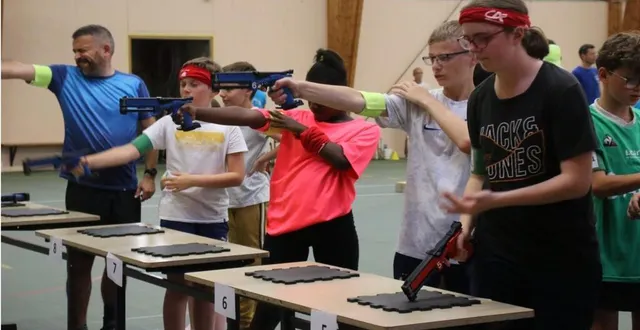 photo  vingt-sept binômes ont testé le laser run, discipline combinant tir au laser et course à pied.  &copy;  le maine libre 