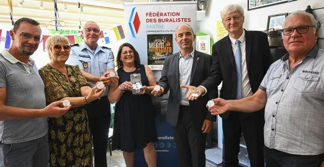 photo  l’opération cendriers de poche a été lancée officiellement dans la sarthe. plus de 10 000 d’entre eux seront distribués gratuitement dans le département en juillet et août.  &copy;  le maine libre – denis lambert 