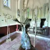 photo  dans la chapelle de combrée (ombrée-d’anjou), l’artiste nine geslin propose un prolongement en sculptures du bâton fleuri de saint-joseph, représenté sur les vitraux. 