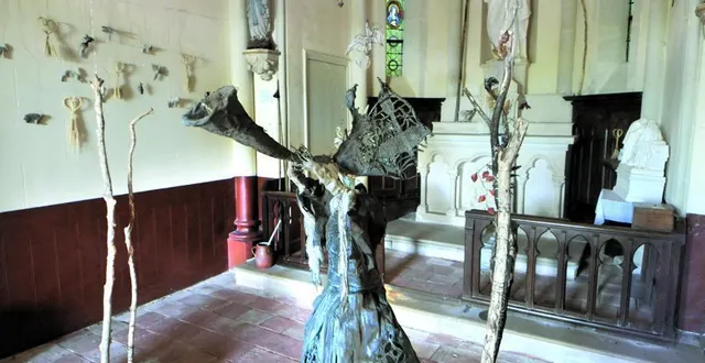 photo  dans la chapelle de combrée (ombrée-d’anjou), l’artiste nine geslin propose un prolongement en sculptures du bâton fleuri de saint-joseph, représenté sur les vitraux.  &copy;  art et chapelles 