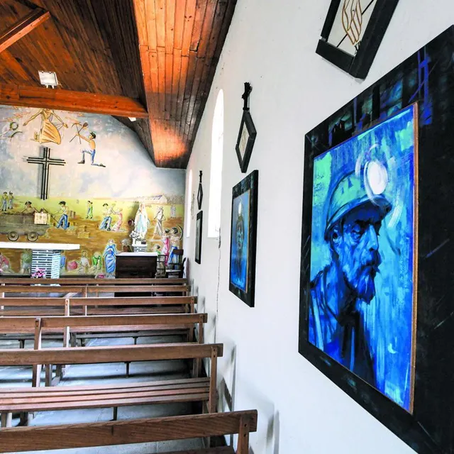 photo dans la chapelle sainte-barbe construite par les mineurs d’ardoise à nyoiseau, florent maussion propose des portraits de mineurs à l’encre de mine.  ©  art et chapelles