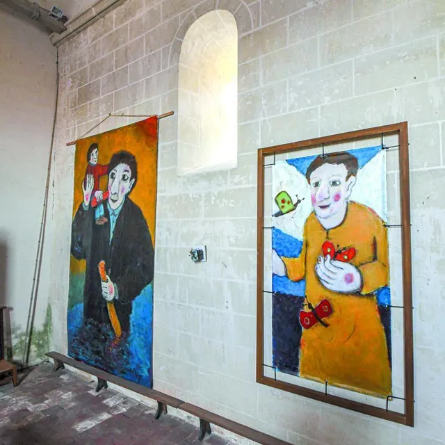 photo à gauche, une allégorie de saint-christophe aidant l’enfant jésus à traverser la rivière, par l’artiste dominique bellanger.  ©  art et chapelles