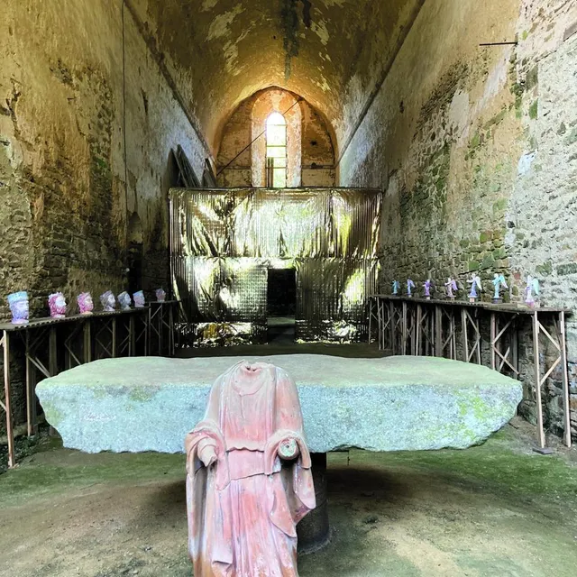 photo à armaillé, julien parsy a exposé des têtes de statues dans cette chapelle du xiiie siècle où trône une sculpture sans tête.  ©  art et chapelles