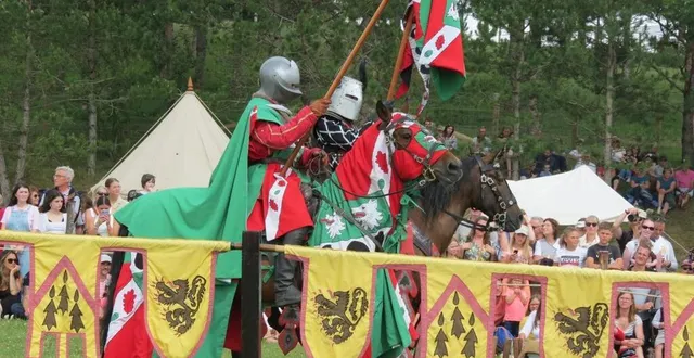 photo  les chevaliers se confronteront dans un grand tournoi.  &copy;  bourg-le-roi animation et patrimoine 