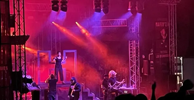 photo  les chansigneuses du collectif 10 doigts en cavale ont interprété le groupe mass hysteria au festival des bichoiseries de cerisy-belle-étoile, dans l'orne.  &copy;  ouest-france 