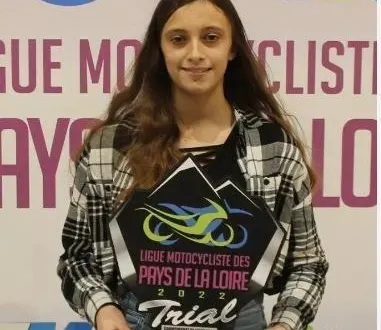 photo  alycia avec son trophée de championne de la ligue.   &copy;  le maine libre 