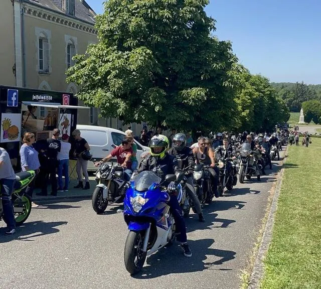 photo environ 300 bécanes se sont avancées sur le parvis de la basilique de notre-dame-de-montligeon.  ©  ouest-france
