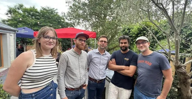 photo  romain wojciechowski (au centre) est le président de la nouvelle association frak’art à alençon (orne).  &copy;  ouest-france 