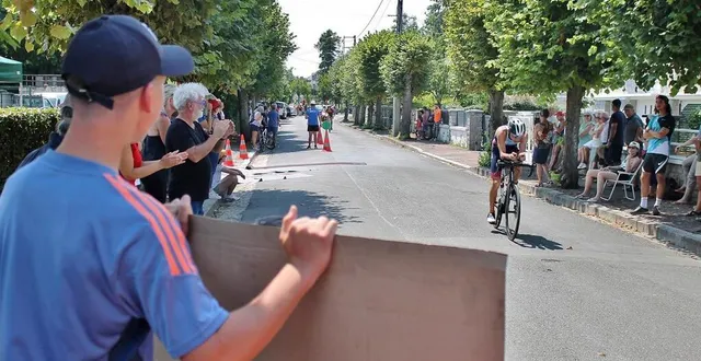 photo  certains engagés avaient leurs supporteurs sur l’épreuve reine du triathlon de sablé-sur-sarthe, ce dimanche 25 juin 2023, comme le sabolien hugo chartrain, désormais licencié à l’asptt angers.  &copy;  ouest-france 