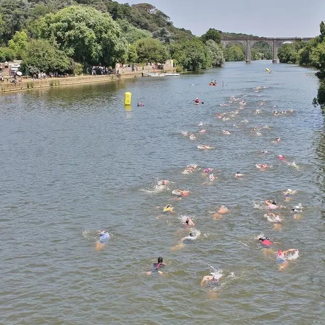 photo les concurrents de l’épreuve reine devaient compléter 1 500 m à la nage dans la sarthe pour commencer.  ©  ouest-france