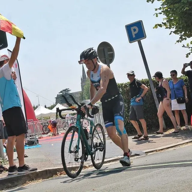 photo après la natation, les concurrents ont enfourché le vélo, rue michel-vielle, sous l’œil attentif des arbitres.  ©  ouest-france