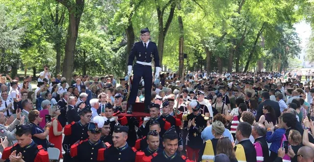 photo  antonin carrière, prix d’honneur du prytanée, est porté en triomphe par ses camarades lors de la fête de trime, dimanche 25 juin 2023.  &copy;  ouest-france 