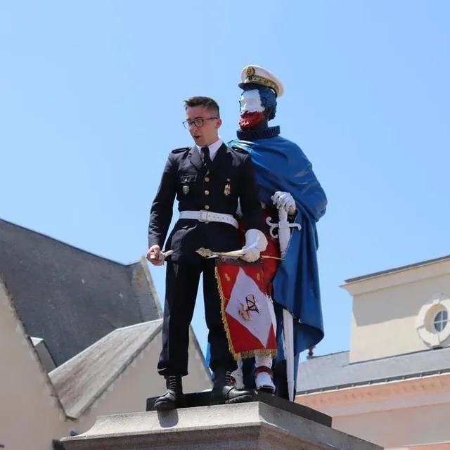 photo antonin carrière, prix d’honneur 2023, est monté sur la statue d’henri-iv. il lui a enfilé la casquette de l’amiral stanislas gourlez de la motte. les deux hommes ont procédé à l’échange (temporaire) de leurs couvre-chefs lors de la remise du prix.  ©  ouest-france
