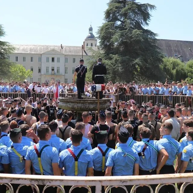 photo comme toujours, la fête de trime s’est terminée par un plongeon du prix d’honneur dans la fontaine des jésuites, accompagné des autres élèves de classes préparatoires.  ©  ouest-france