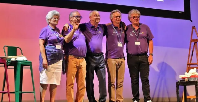 photo  pascal tansorier a fait monter sur scène son « équipe rapprochée » avec anne-marie fouilleux, éric trigolet, alexandre dujon et didier frémont, lors de la passation au poste de gouverneur, samedi 24 juin, scène joël-le theule.  &copy;  ouest-france 