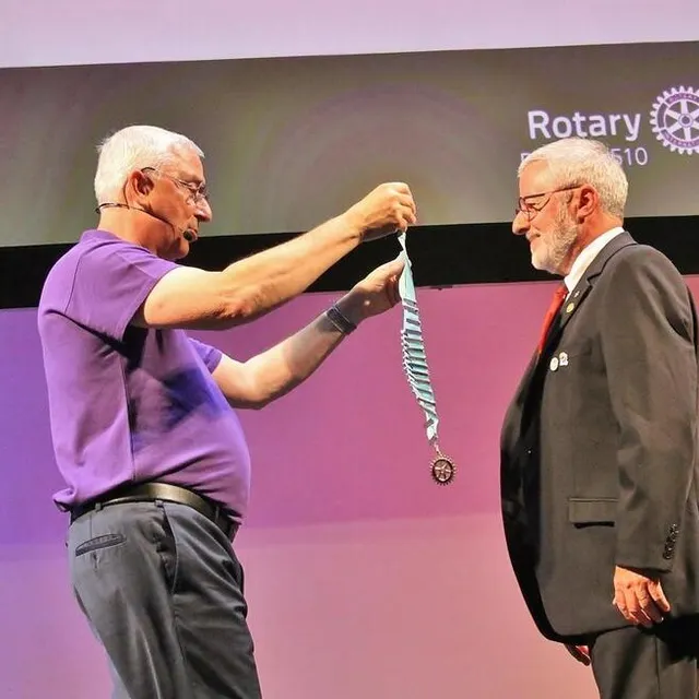 photo pascal tansorier a symboliquement remis le cordon de gouverneur à son successeur, jean-marc bidet, du rotary club des sables-d’olonne.  ©  ouest-france