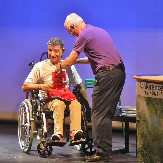 photo adda abdelli, handicapé après avoir contracté la polio enfant et aujourd’hui figure de la série « vestiaires », a fait rire le public avec ses blagues, au côté du maître de cérémonie pascal tansorier.  ©  ouest-france
