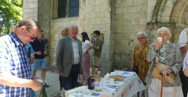 photo  en offrant l’apéritif à la sortie de la messe, les membres du secours catholique ont attiré l’attention des paroissiens sur leur besoin.  &copy;  ouest-france 