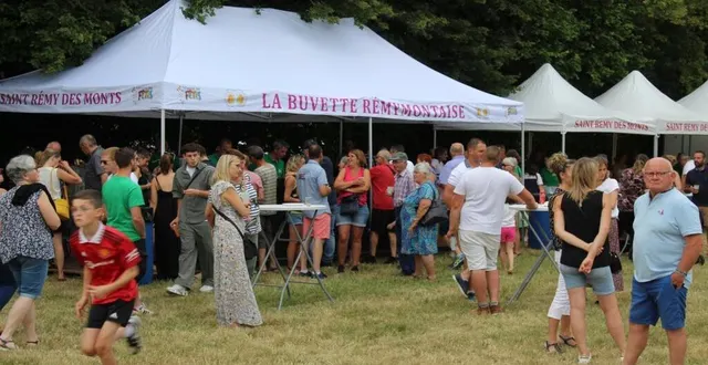 photo  beaucoup de monde pour assister à la fête de la musique.  &copy;  le maine libre 