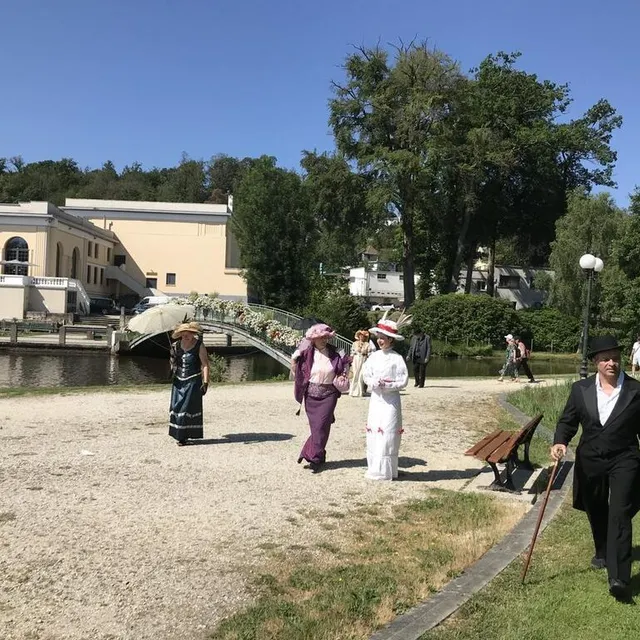 photo tiphany duchêne en robe blanche a attisé la curiosité du public à la fête de la belle époque à bagnoles-de-l’orne, dans l’orne, ce dimanche 25 juin 2023.  ©  ouest-france