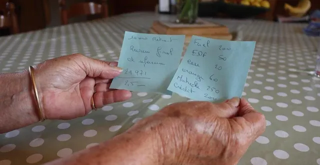 photo  sur des notes adhésives, sylvie fait ses comptes à l’euro près.  &copy;  ouest-france 