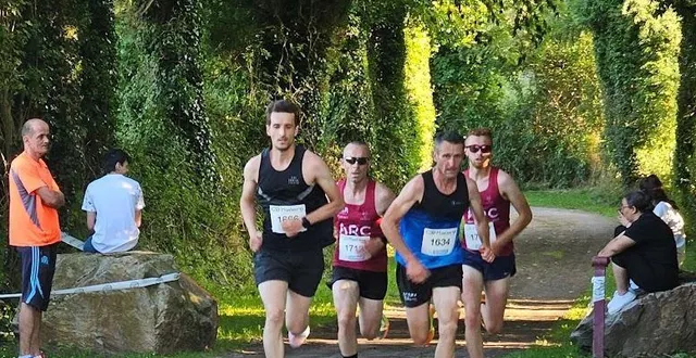 photo  les foulées de goulet ont fait le plein vendredi soir. avec la victoire d’arnaud deceroit sur la course des 10 km.  &copy;  ouest-france 