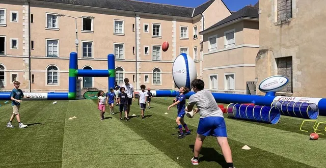 photo  quelques passes échangées sur le terrain gonflable installé place pape-carpantier samedi 24 juin à l’occasion du passage du bus rugby tour  &copy;  ouest-france 