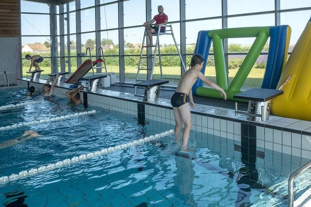Des enfants passent les tests antipanique à la piscine de Douvresla