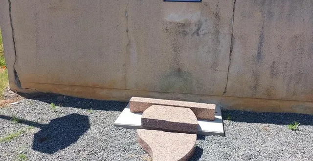 photo  la stèle financée par la ?fédération nationale des anciens combattants en algérie, maroc et tunisie (fnaca) a été retrouvée brisée en deux, samedi 24 juin 2023, à pontvallain.  &copy;  jean-pierre peyneau 