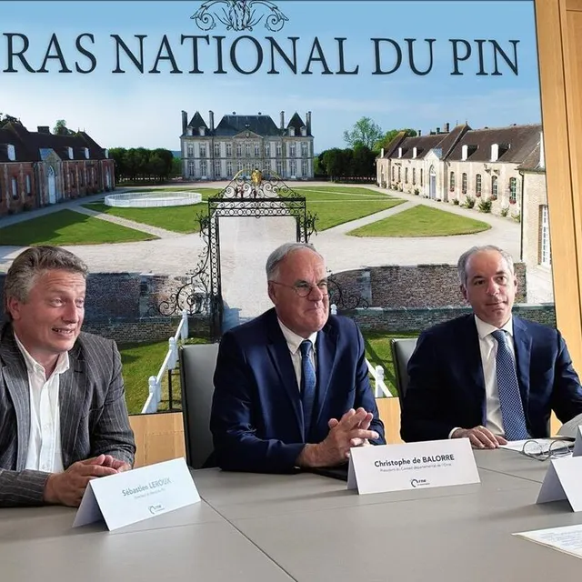 photo de gauche à droite, sébastien leroux directeur du haras du pin, christophe de balorre président du conseil départemental et sébastien jallet, préfet de l’orne.  ©  dr