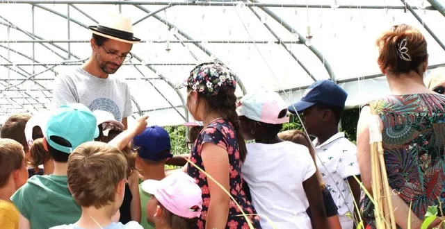 photo  les élèves de l’école andré barbet du theil-sur-huisne, passionnés par leur visite aux jardins des petites courbes.  &copy;  val-au-perche 