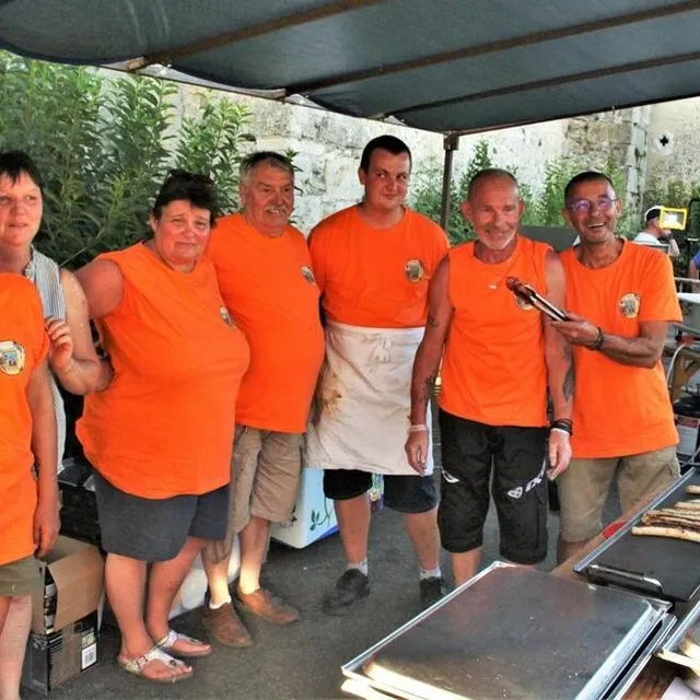 photo les bénévoles de cré baz’art et musik ont tenu le stand de saucisses.  ©  le maine libre