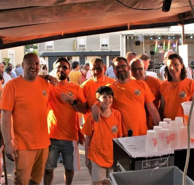 photo à la buvette, les bénévoles sont bien identifiables.  ©  le maine libre