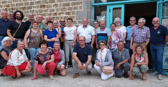 photo  une équipe prête pour accueillir le bus suisse.  &copy;  ouest-france 