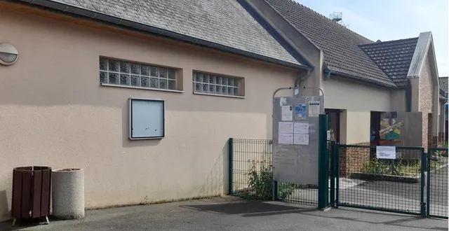 photo  l’espace sans tabac devrait être mis en place dès le mois de septembre près de l’école.  &copy;  le maine libre 