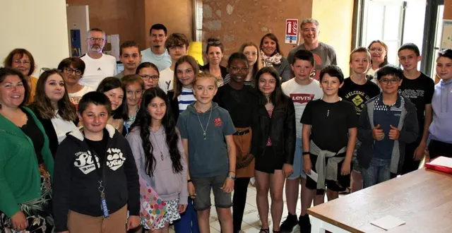 photo  les élèves du collège rené-cassin, avec leurs accompagnateurs et les animateurs de la maison des projets.  &copy;  le maine libre 
