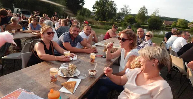 photo  le public pouvait se restaurer tout en profitant de la musique.  &copy;  le maine libre 