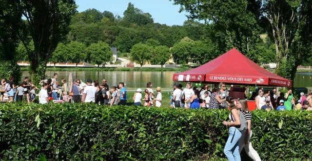 photo  les enfants et leurs familles ont bénéficié d’une météo très clémente pour leur fête annuelle sur les bords du lac de tuffé.  &copy;  le maine libre 